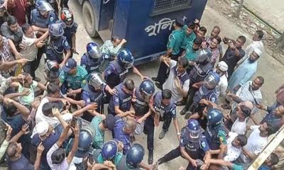 আদালতে সাবেক বিচারপতি মানিক, ডিম-জুতা নিক্ষেপ