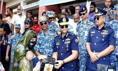 ফেনীর বন্যাদুর্গতদের পাশে বিমানবাহিনী প্রধান