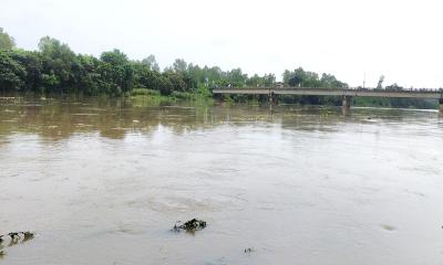 আত্রাইয়ে বাড়ছে পানি, বন্যা আতঙ্কে মান্দাবাসী