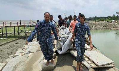 তজুমদ্দিনে ভাঙা বেড়িবাঁধ মেরামতে নৌবাহিনীর অংশগ্রহণ