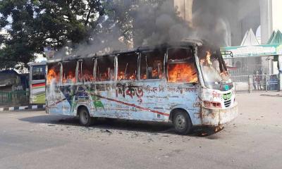 বায়তুল মোকাররমের দক্ষিণ গেটে শিকড় পরিবহনে আগুন