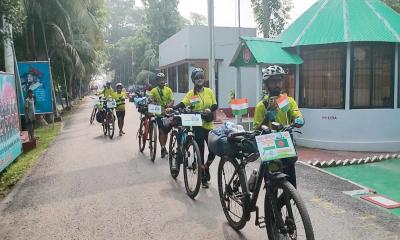 তারা বাইসাইকেলে বাংলাদেশ ঘুরে দেখবেন