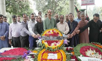 জাতীয় চার নেতার সমাধিতে ডিএনসিসি মেয়রের শ্রদ্ধা