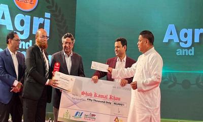 এগ্রি এন্ড ফার্মিং অ্যাওয়ার্ড পেলেন বহুমাত্রিক প্রতিভার অধিকারী ড. শাহ কামাল