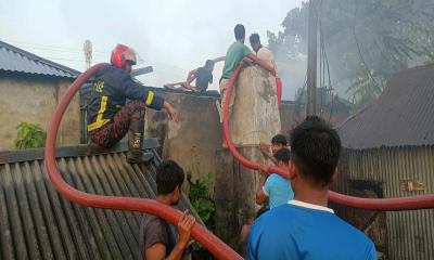 বৈদ্যুতিক সর্ট সার্কিটে হার্ডওয়্যার গোডাউনে আগুন