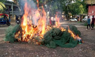 কাশিয়ানীতে বিপুল পরিমাণ নিষিদ্ধ জাল আটক