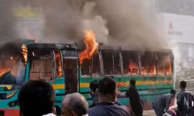 ধানমন্ডিতে রজনীগন্ধা পরিবহণের বাসে আগুন