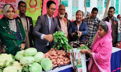 ৭ টাকায় ব্যাগভর্তি সবজি কিনলেন হতদরিদ্ররা