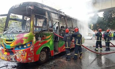 হাইকোর্টের সামনে বাসে আগুন