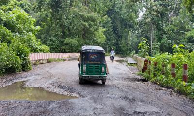 কাপ্তাই প্রধান সড়কের বিভিন্ন স্থানে খানাখন্দ