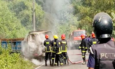 খাগড়াছড়িতে ট্রাকে আগুন, গাছ ফেলে সড়ক অবরোধ