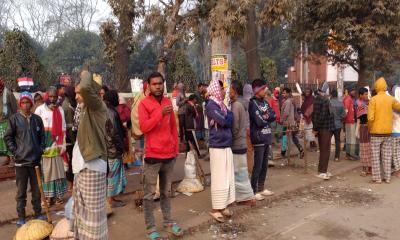 শ্রম কেনা বেচার হাটে কাজের জন্য অপেক্ষা