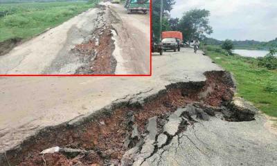 মহেশপুরে ভাঙ্গা সড়কে ঝুঁকি নিয়ে চলছে যানবাহন