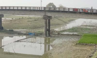 ভূমি অফিসের সামনে নদী শুকিয়ে মাছ ধরছে ইজারাদার