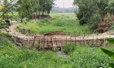 ইটভাটায় মাটি নিতে নদীতে বাঁধ নির্মাণ