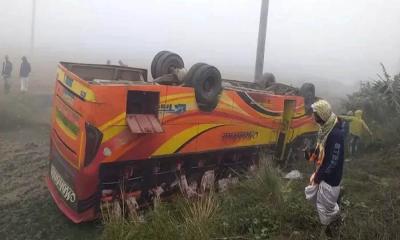 পোরশায় নিয়ন্ত্রণ হারিয়ে বাস খাদে, প্রাণ গেল ১ জনের