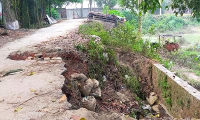 নান্দাইল পাকা সড়কে ভাঙন, ঝুঁকিতে যানবাহন ও পথচারীরা