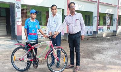 অদম্য খাদিজাকে বাইসাইকেল উপহার দিলেন ইউএনও