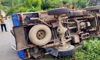 সাজেকে পিকআপ উল্টে ১২ পর্যটক আহত