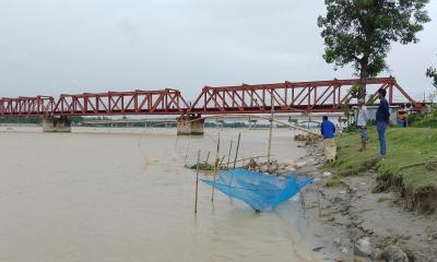 তিস্তায় মাছ ধরার ধুম