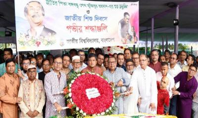 জন্মদিনে বঙ্গবন্ধুর প্রতিকৃতিতে জাতীয় বিশ্ববিদ্যালয় উপাচার্যের শ্রদ্ধা