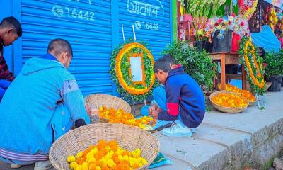 বিজয় দিবসকে ঘিরে গাইবান্ধায় ব্যস্ত ফুল বিক্রেতারা