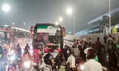 এয়ারপোর্টে বাসের ধাক্কায় প্রাণ গেল মোটরসাইকেল চালকের