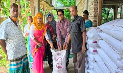 বন্যায় ক্ষতিগ্রস্ত চাষিদের মাঝে মাছের খাদ্য বিতরণ