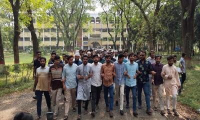 ইবিতে স্বৈরাচারের চক্রান্ত দূরীকরণের দাবিতে বিক্ষোভ