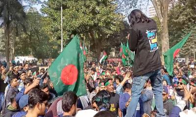 শহীদ মিনারে বিপ্লবী ছাত্র-জনতার ঢল