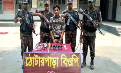 দৌলতপুর সীমান্তে অস্ত্রসহ মাদক চোরাকারবারি আটক