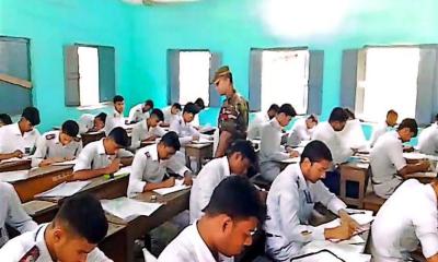 মাগুরায় এসএসসি পরীক্ষা পরিদর্শন করলেন আর্মি ক্যাম্প কমান্ডার