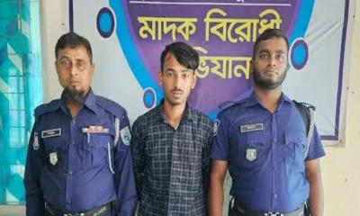 ফুলবাড়ীতে ৯৪ বোতল মাদকসহ কারবারি আটক