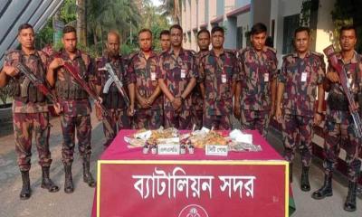 কুষ্টিয়ায় ট্রেনে বিজিবির অভিযান: ৪ কোটি টাকার ভারতীয় মাদক-জুয়েলারি উদ্ধার