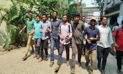 পিএসসি সংস্কার: ৭ দফা দাবিতে জবি শিক্ষার্থীদের বিক্ষোভ