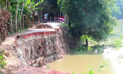 টুঙ্গিপাড়ায় নদীগর্ভে সড়ক, ঘুরপথে যাতায়াত ১৫ কি.মি.