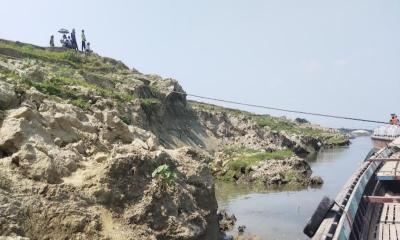 পদ্মার ভাঙনে হুমকিতে তীরবর্তী এলাকা, স্থায়ী বাঁধ নির্মাণের দাবি
