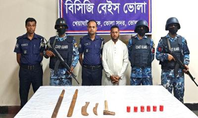 ভোলায় হাতবোমা-অস্ত্রসহ আওয়ামী লীগ নেতা আটক