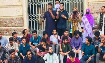৪ দফা দাবিতে জবির প্রশাসনিক ভবনে তালা, লং মার্চের হুঁশিয়ারি