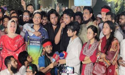 চলছে শাহবাগ ব্লকেড, অন্যান্য ‘মহাসড়কে ব্লকেড’ না দেওয়ার আহ্বান হাসনাতের