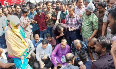 জবি শিক্ষক-শিক্ষার্থীদের অবস্থান কর্মসূচিতে উপাচার্য-কোষাধ্যক্ষ