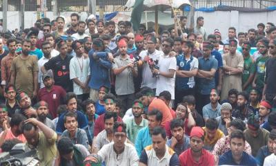 বোতল কাণ্ডে আটক জবি শিক্ষার্থী, ডিবি অফিস ঘেরাওয়ের হুঁশিয়ারি