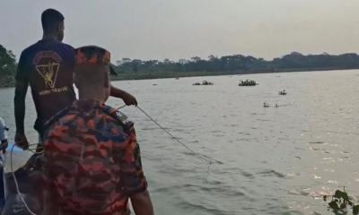 আড়িয়াল খাঁ নদে বাল্কহেডের ধাক্কায় ট্রলার ডুবি, চালক নিখোঁজ