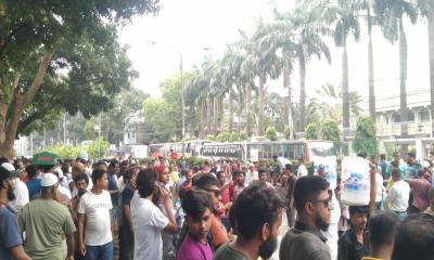 ৪র্থ দিনের মতো নগরভবনে ইশরাকপন্থিরা, বন্ধ প্রধান ফটক