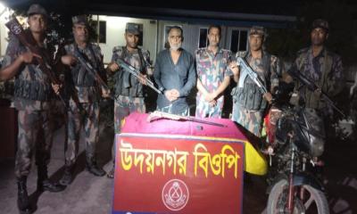 দৌলতপুরে অস্ত্রসহ সাজাপ্রাপ্ত আসামি গ্রেফতার