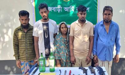 রাজবাড়ীতে অস্ত্রসহ ‘মজনু গ্রুপের’ ৫ ডাকাত গ্রেপ্তার