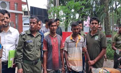 সুন্দরবনে হরিণের চামড়া ও মাথাসহ ২ শিকারি আটক