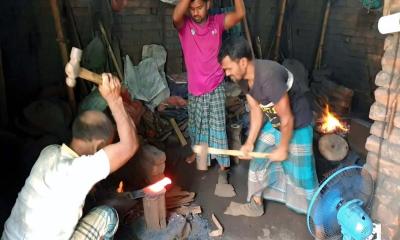 টুং টাং শব্দে মুখর অভয়নগরের কামারপাড়া