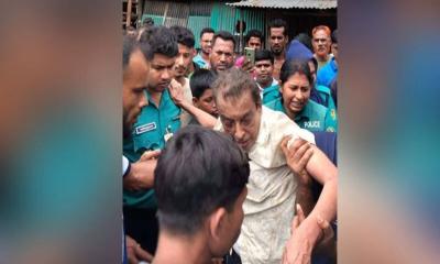 খুলনায় আওয়ামী লীগ নেতাকে গণপিটুনি দিয়ে পুলিশে হস্তান্তর