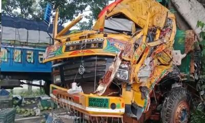 সিরাজগঞ্জে আমবোঝাই ট্রাক গাছে ধাক্কা, নিহত-১